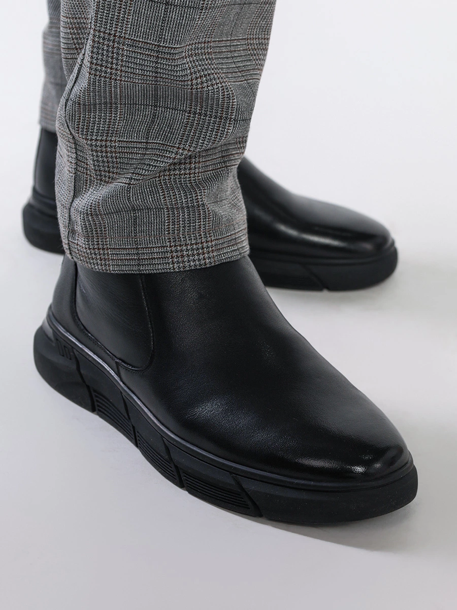 Ботинки черного цвета с асимметричным верхом